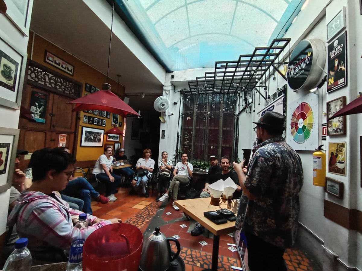 ficcalioficial's tweet photo. Hoy en cierre del laboratorio de guion del @ficcalioficial los asistentes disfrutaron de una demostración de filtrados de café ☕ en Café Macondo como parte del cierre de esta actividad. #CineQueTransforma https://t.co/iUXJSzRsMJ