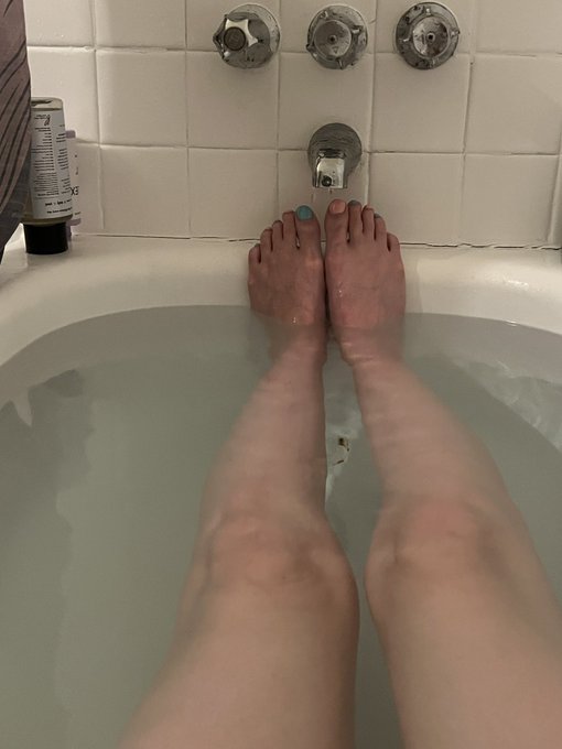 A  much needed bath after last night 🌸  Maybe u can help me clean my feet? https://t.co/zdrDJ8ZOub