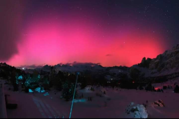 #Dolomiti #AuroraBoreale 
 #TrentinoAltoAdige 🇮🇹
#5novembre2023