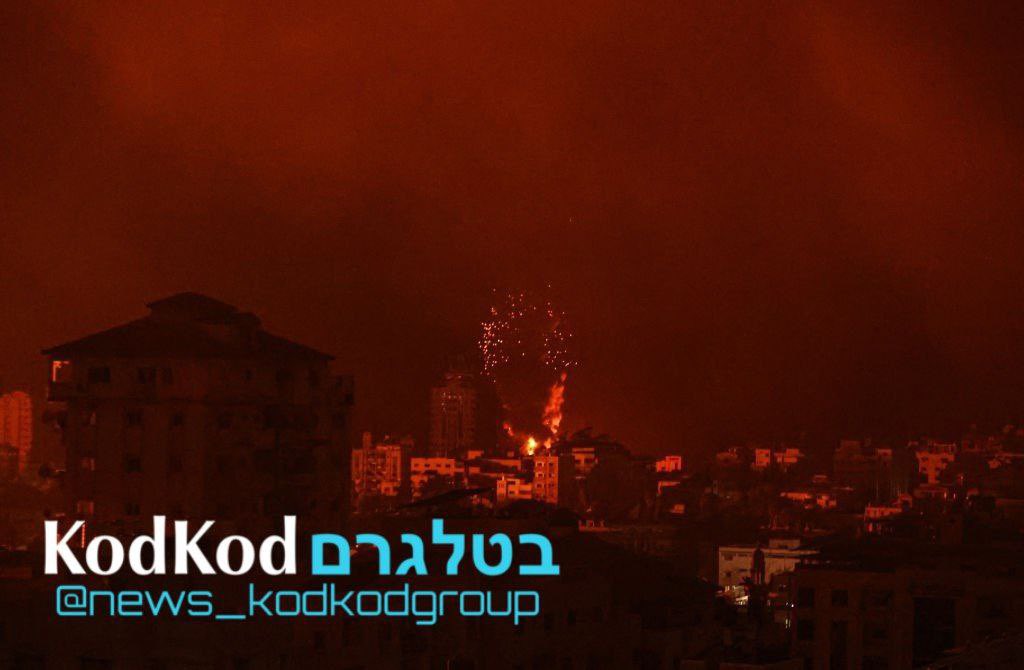 AlertaNews24's tweet photo. 🇵🇸🇮🇱 | Según fuentes palestinas, los ataques aéreos masivos israelíes en el norte de Gaza causaron derrumbes de edificios y carreteras cercanas, lo que indica que estos ataques están intentando apuntar y destruir las redes de túneles de Hamás.
 https://t.co/sk60G23ZgY