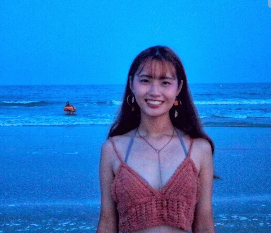 幕前是日系青春美少女 幕後是人人都能上的淫蕩小母狗 總是穿著真空水手服 方便男同事們隨時使用她的騷奶騷逼騷臀 還被同事們又射又尿在嘴裡 還有灌腸 每天像個肉便器一樣被射滿了全身 嘴巴裡都是男同事的精液和尿 
#肉便器 #jk #輪姦