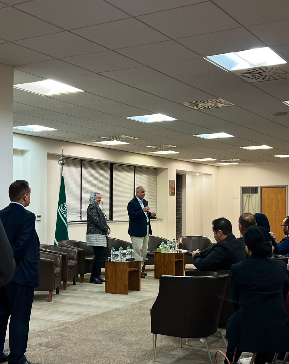 تشرفت بلقاء معالي رئيس سدايا <a href="/SDAIA_SA/">SDAIA</a> الدكتور عبدالله الغامدي في الملحقية الثقافية في لندن، تحدث معاليه عن أهمية البيانات والذكاء الاصطناعي والتوجهات المستقبلية لها. 
كل الشكر للملحقية ولسعادة الملحق الثقافي أ.د. أمل فطاني على جهودهم الدائمة والمميزة لخدمة المبتعثين.