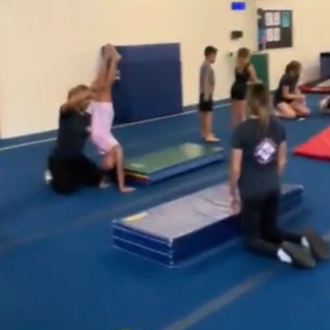 📢 Calling all parents! Did you know that gymnastics helps improve your child's coordination and confidence? Enroll them at Next Level Gymnastics today and watch them shine on and off the mat. 💫 #GymnasticsForKids #ConfidenceBuilding #kidsgymnastics