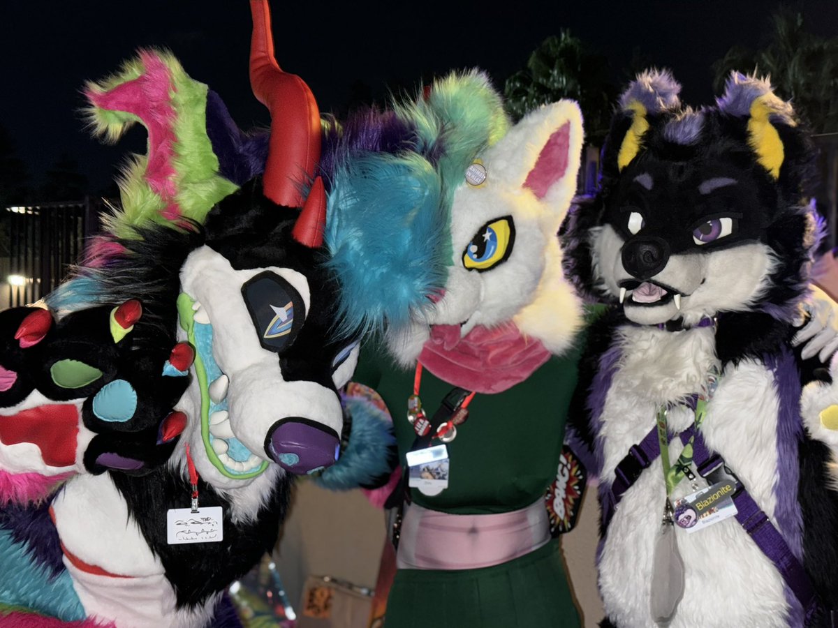 zh1nu's tweet image. Suiters @GummyKaiju + @Blazionite, and @FycusBat!