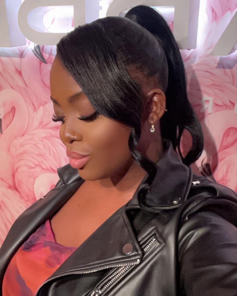 _colachampagne's tweet image. So not only has this been the best birthday ever but i also am now a FIANCÉE 🥺👰🏾‍♀️🤍 #Chapter30 #engaged