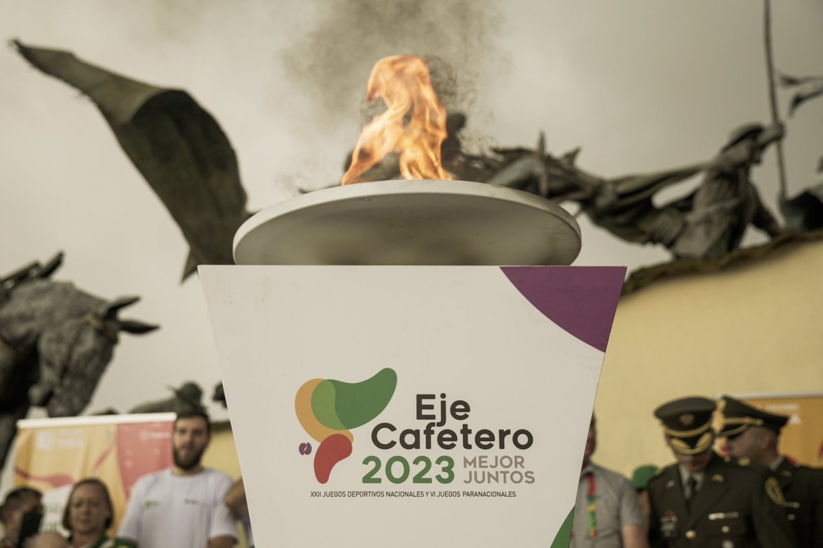 🔥 El fuego deportivo es fiesta. 
🥳 La fiesta trae colores. 
🌈 Los colores son alegría. 
🥇 La alegría es sinónimo de Juegos.

¡Manizales recibió el fuego con su cara más auténtica y divertida! 💃 ☕️