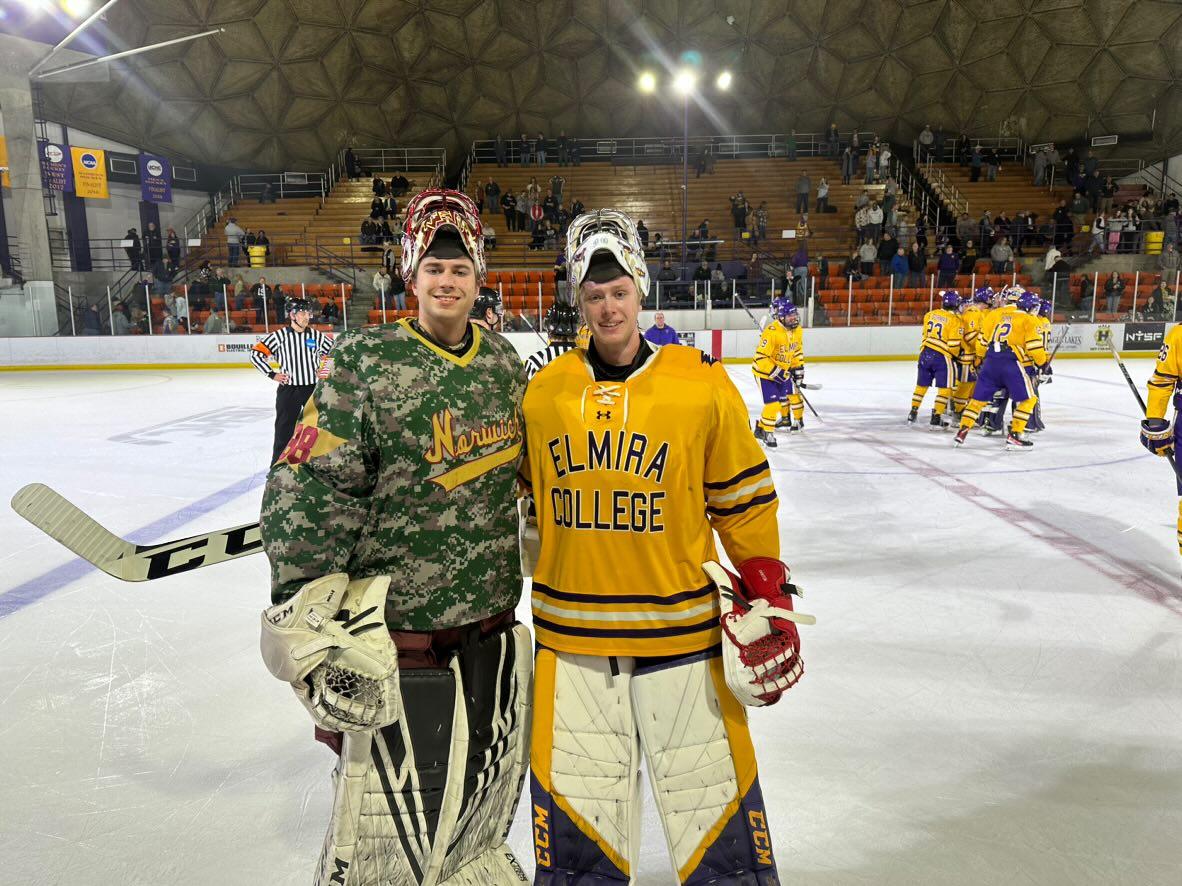 How great is this! @GOJHL <a href="/stmlincolns/">St. Marys Lincolns</a> #Alumni <a href="/BryceWalcarius/">Bryce Walcarius</a> &amp; <a href="/kylecurtin1234/">Kyle Curtin</a> Playing against one another in the States for their respective schools. 

#WeAreLincolns #LincsAlumni #HonourThePastBuildTheFuture #JuniorHockey