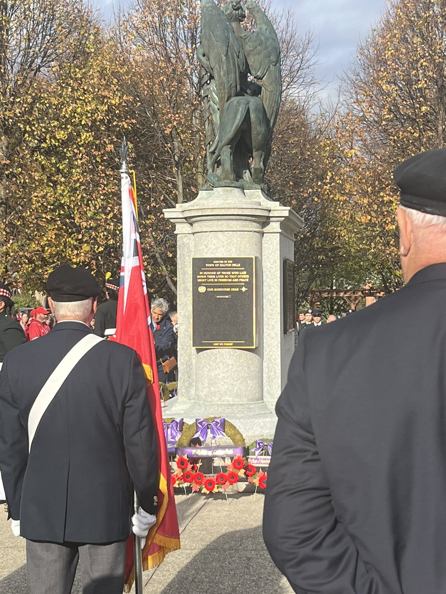 Always so privileged to lay down a wreath for <a href="/HCDSB/">Halton Catholic DSB</a>  at the annual Remembrance Day ceremonies in Georgetown today.  <a href="/MayorLawlor/">Ann Lawlor</a> @MPPArnottWHH <a href="/gray4trustee/">Jeanne Gray</a>