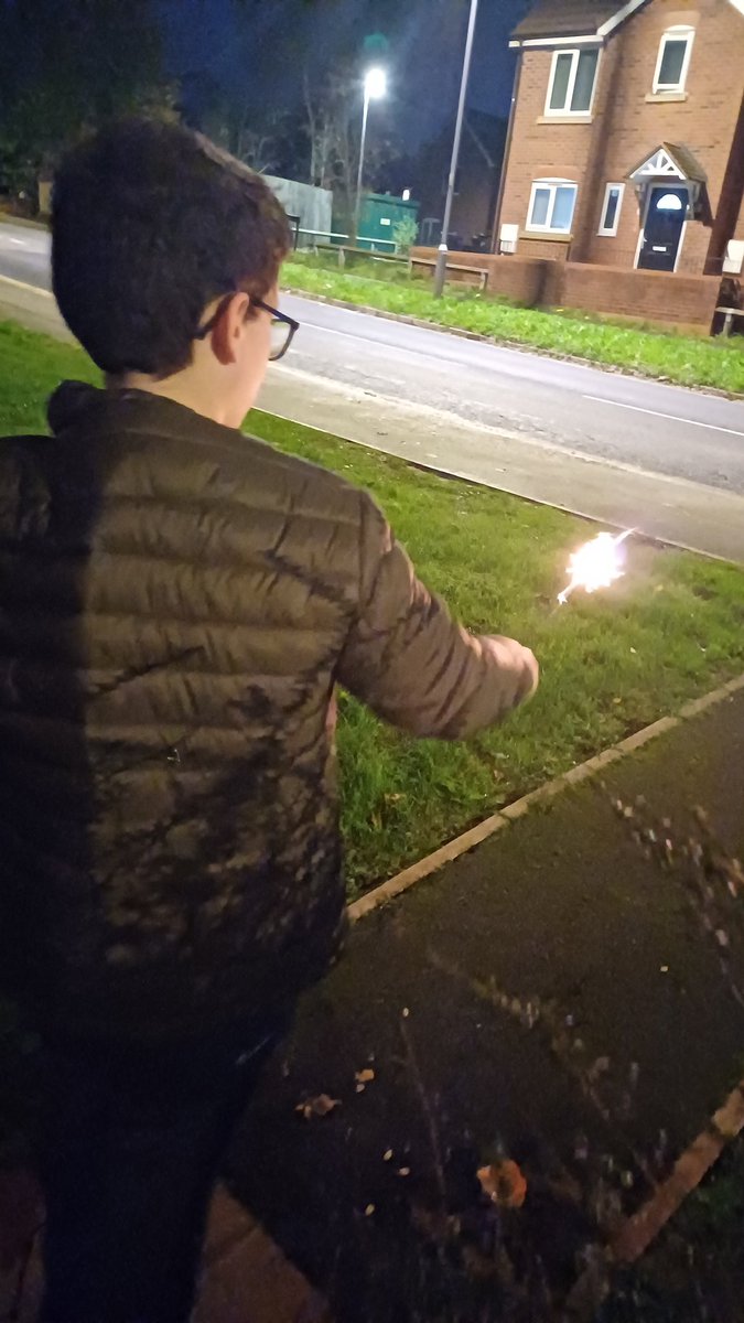 SarahAshton17's tweet photo. Bonfire night 🎇🎇🎇🎇🎆🎆🎆 https://t.co/qo75Mvs4GW