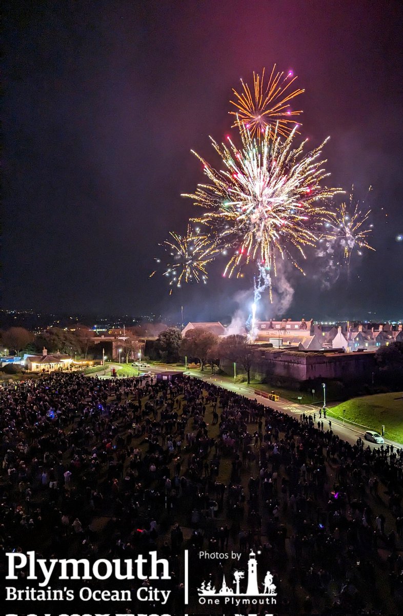 Fantastic turnout with huge crowds enjoying bonfire night on the Plymouth Hoe 🔥🎇🎆 Thank you to @PWPBID for supporting this event. Photos courtesy @oneplymouth