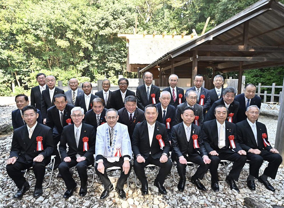 eikeisuzuki's tweet photo. 阪神タイガースの38年ぶり日本一の興奮冷めやらぬ朝ですが🤣🤣、5日の活動報告を。伊勢市・鳥羽市での地元活動と、三重県ラグビー協会会長として、聖地・花園で行われる全国高校ラグビーの三重県代表を決める予選決勝へ。伊勢市では、約2000年前、天照大御神の御鎮座される場所を探し、現在の場所に内宮（皇大神宮）をご創建された倭姫命を御祭神とする倭姫宮の100周年記念事業に参列。倭姫命は、神嘗祭を始めとする年中の祭りを定めたり、神領を選定するなど神宮の祭祀等を確立された方です。「井戸を掘った人を忘れるな」との言葉もあるとおり、これらを風化させることなく、後世にも伝えていくことが大事で、それを奉賛会はじめ参列者の皆様と誓い合う一日となりました。

鳥羽市では、スポーツ少年団のサッカーチームの子供達と保護者の皆様にご挨拶した後、高専制度創設60周年を記念し、鳥羽商船高専において植樹式。植樹した木は、鳥羽市の木でもあるヤマトタチバナ。派閥の先輩でもある赤池誠章参議院議員（元文科副大臣）もご参列いただきました。ちょうど、私は、自民党で高専政策を議論する機関である高専小委員会の事務局長も拝命しましたので、地元の高専の発展はもとより、全国の高専の発展に向けて力を尽くしてまいります。

鈴鹿市の「三重交通グループ　スポーツの杜鈴鹿」では、聖地・花園で毎年行われる全国高校ラグビー大会の三重県代表を決める決勝戦。朝明高校と四日市工業の対戦。朝明高校が代表の権利を手にしました。三重県ラグビー協会会長として、賞状と優勝旗をお渡ししました。目標である「花園ベスト16」に向けてしっかり応援していきたいと思います👍

夜には、伊勢市の四郷地区で後援会を発足いただきましたので、国政報告をさせていただきました。お世話になる役員の皆様と写真撮影。