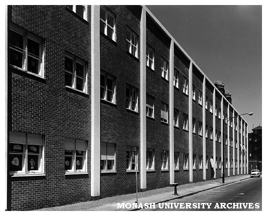 Did you know that from the start there were plans for a hospital to be included on Clayton campus? When this didn't happen, students had to rely on distant hospitals, including the Queen Victoria Hospital. Monash's residence block is pictured here in 1964. @Monash_FMNHS