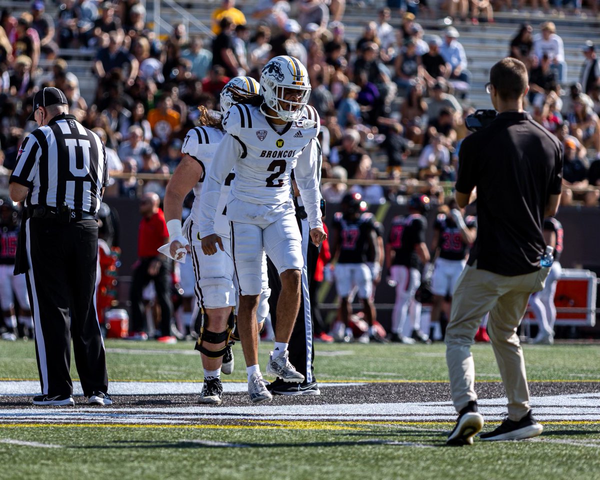 youngstaZae's tweet photo. I’m Blessed to be this favored🙏🏾. Received a full ride scholarship to @WMU_Football @coach_celiscar  #gobroncos https://t.co/7T0o4IOZ3n