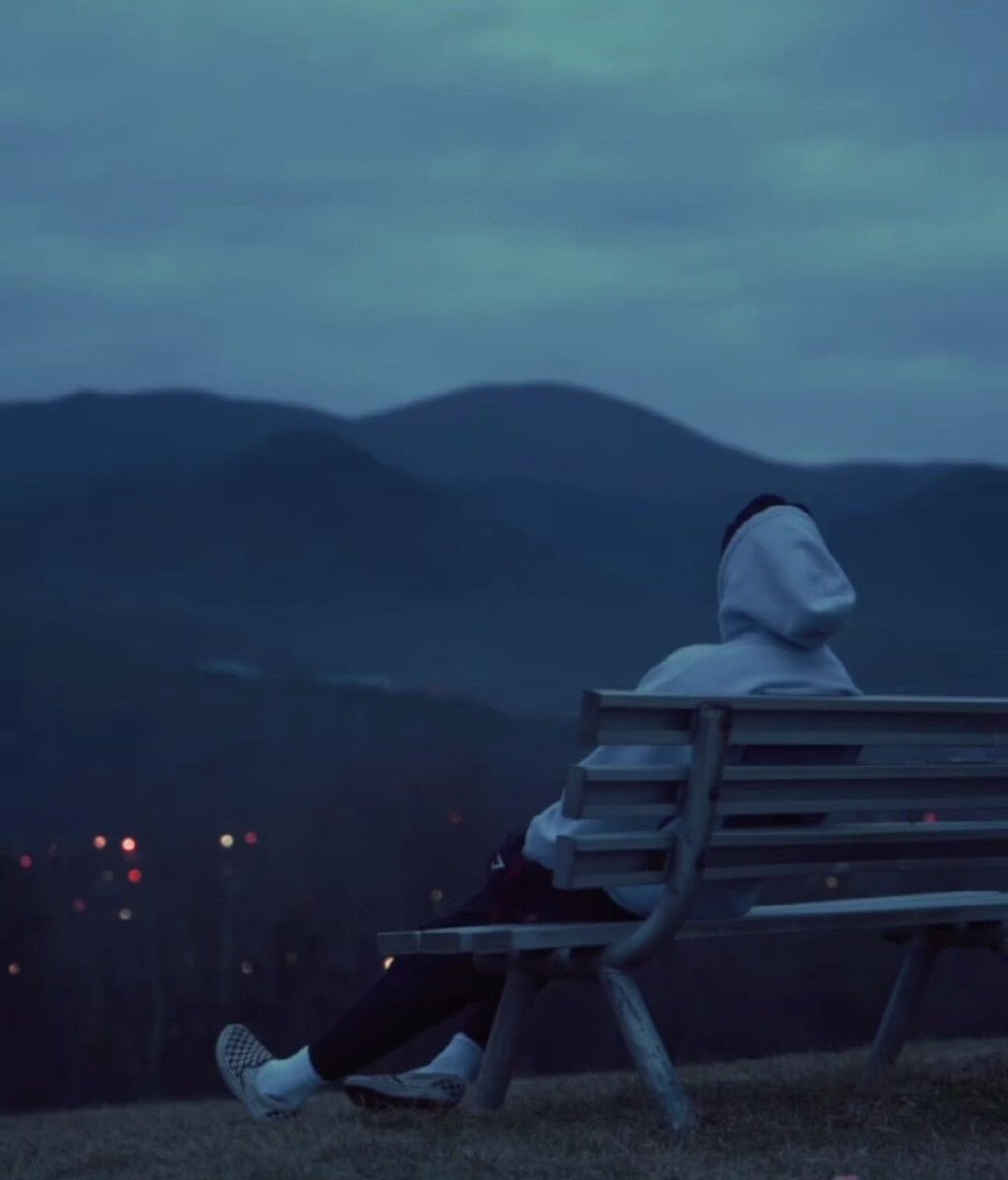 كَواكِبُ #اللَّيلِ قَد لاحَتْ لِنَاظِرِهَا
وبَدرُ وجهَكِ عنَّي اليَومَ #مَفقُودُ
فهَل تُرانِي أرى مِن #بَرقِه خبرًا
 أم أنَّ #قلبِي بالأوهَامِ مَوعُودُ؟!