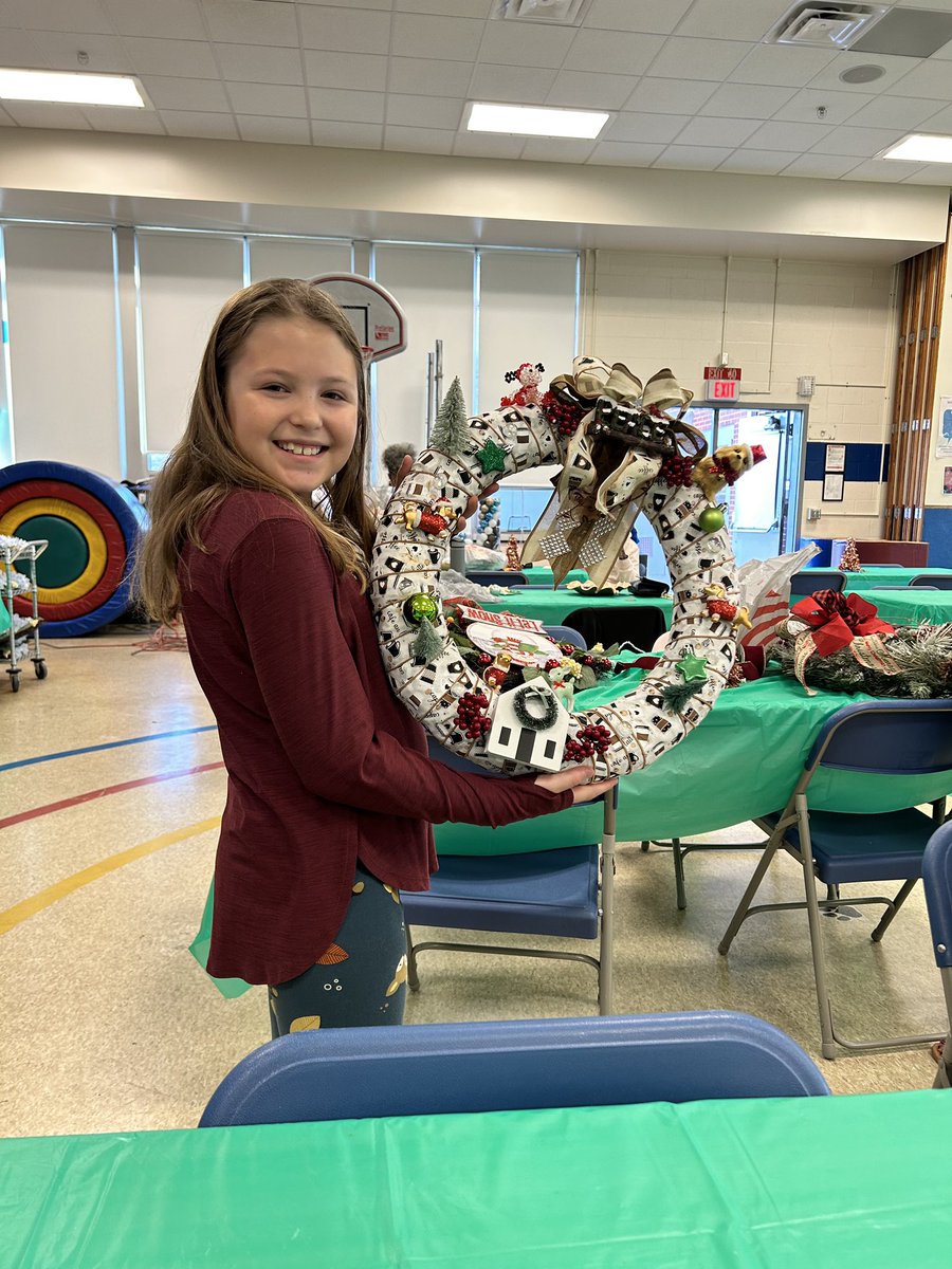 Fun afternoon of wreath making and partnering with Alpha Kappa Alpha and @BatesElemJCPS Family Engagement Team! @BatesCounselors @MsCherryFRC @BatesElemPrinc