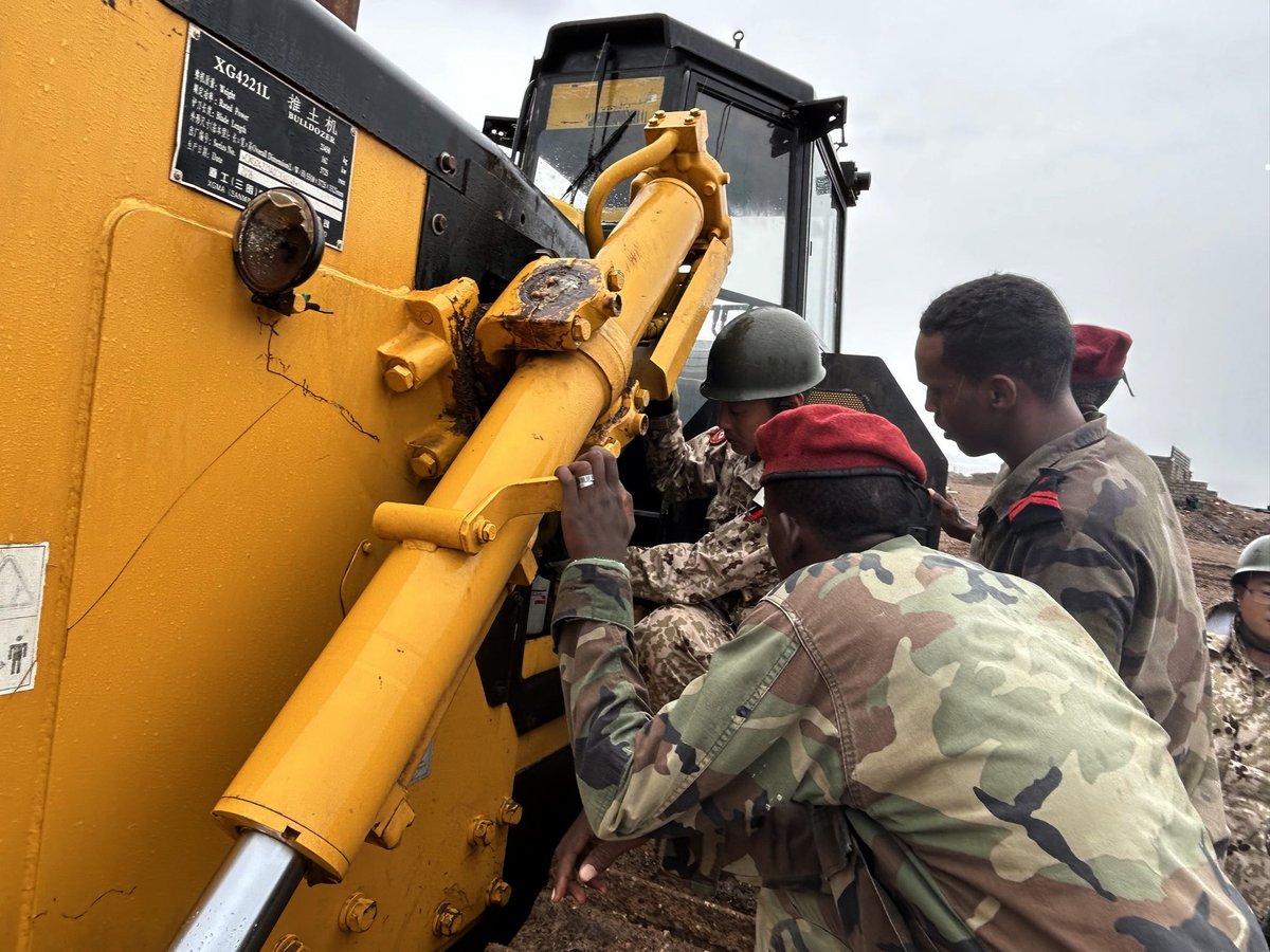 Japan_GSDF's tweet photo. #EasternArmy, #JGSDF is conducting an HA/DR training cooperation with #Djibouti Armed Forces(FAD). They’ve been there for more than 3 weeks and provided training and maintenance education for heavy machine operation last week.  JGSDF will continue to work closely with FAD.🇩🇯🇯🇵 https://t.co/797rqYoTdI