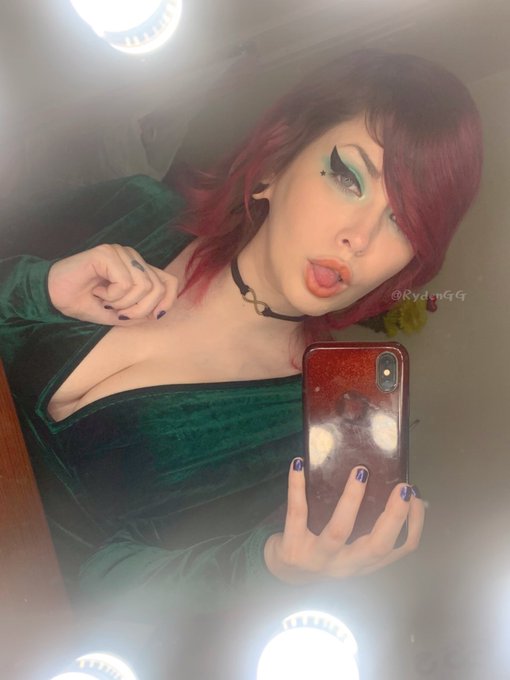 some cute mirror selfies from yesterday 💚🌿 https://t.co/tuViWUNeFW