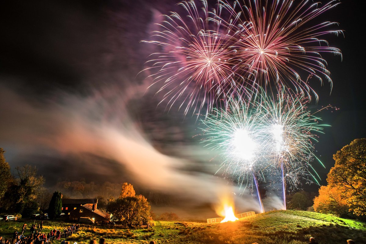 A wonderful fireworks display this evening for the school and town and thanks to Mr Cooling for capturing the evening so well #BonfireNight 🔥🤎