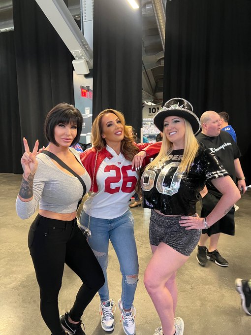 My 2 best friends @ClubShayFox @HotAssHollywood didn&rsquo;t get the memo to wear @Giants colors 🤣 https://t<a class="tags" href="/tag/clubshayfox">@clubshayfox</a><a class="tags" href="/tag/hotasshollywood">@hotasshollywood</a><a href="/tag/teamrr"class="tags"><span>#teamrr</span></a>