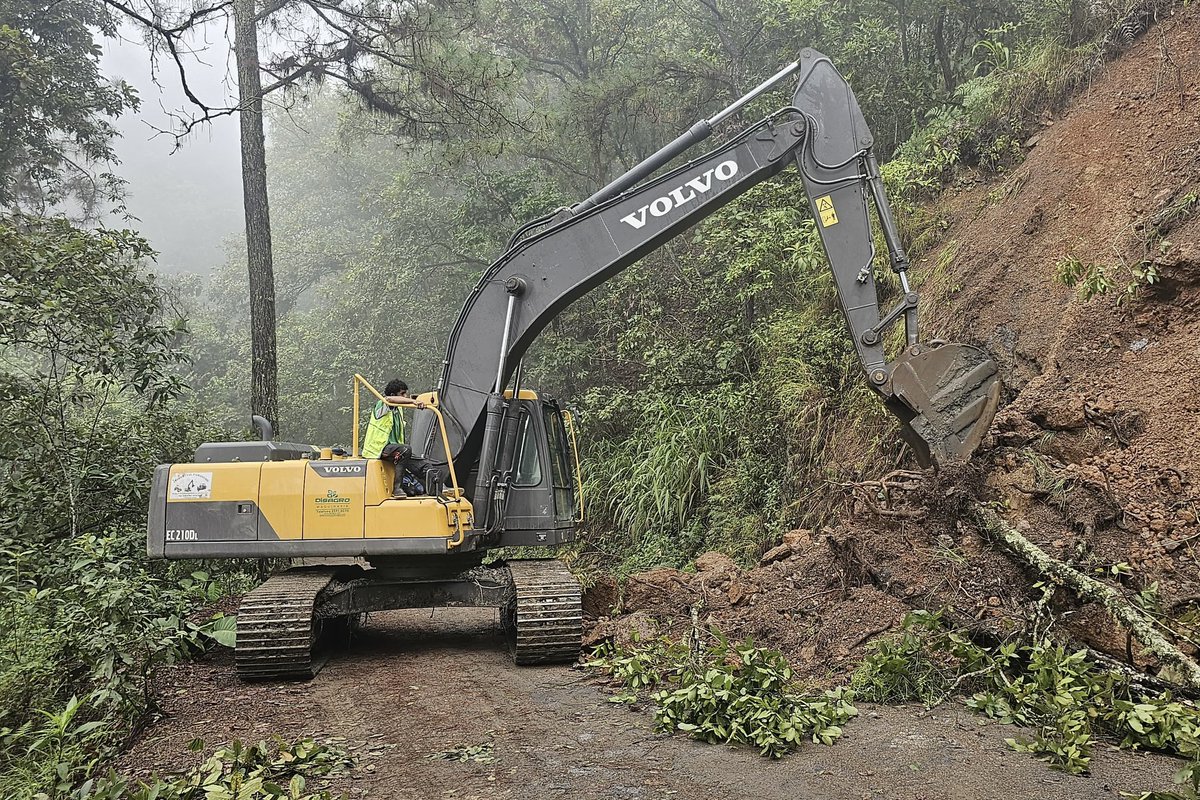 MuniDeSPS's tweet photo. Siguiendo las instrucciones de nuestro alcalde @OficialRobertoC, el equipo municipal se trasladó a El Merendón, donde realizan trabajos en las vías afectadas por las lluvias para habilitar el acceso a las aldeas incomunicadas. 

Este lunes las labores continuarán en este sector. https://t.co/yJcWGStOw4