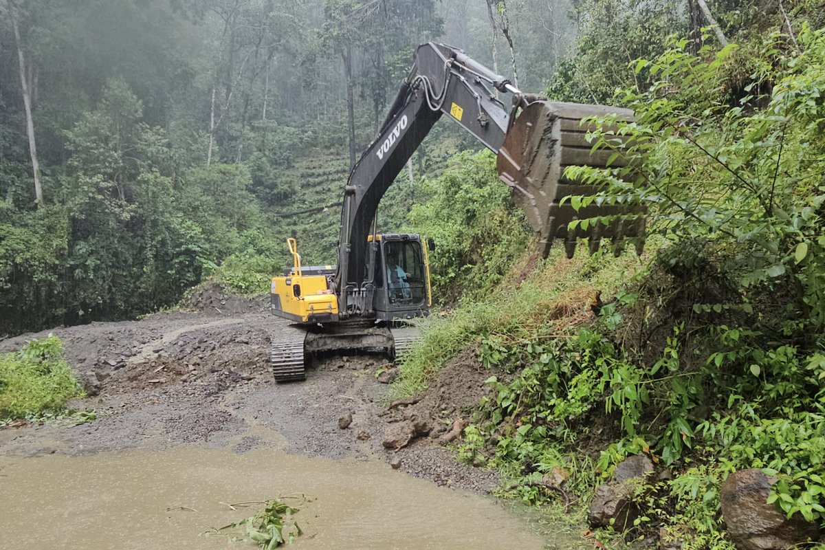 MuniDeSPS's tweet photo. Siguiendo las instrucciones de nuestro alcalde @OficialRobertoC, el equipo municipal se trasladó a El Merendón, donde realizan trabajos en las vías afectadas por las lluvias para habilitar el acceso a las aldeas incomunicadas. 

Este lunes las labores continuarán en este sector. https://t.co/yJcWGStOw4