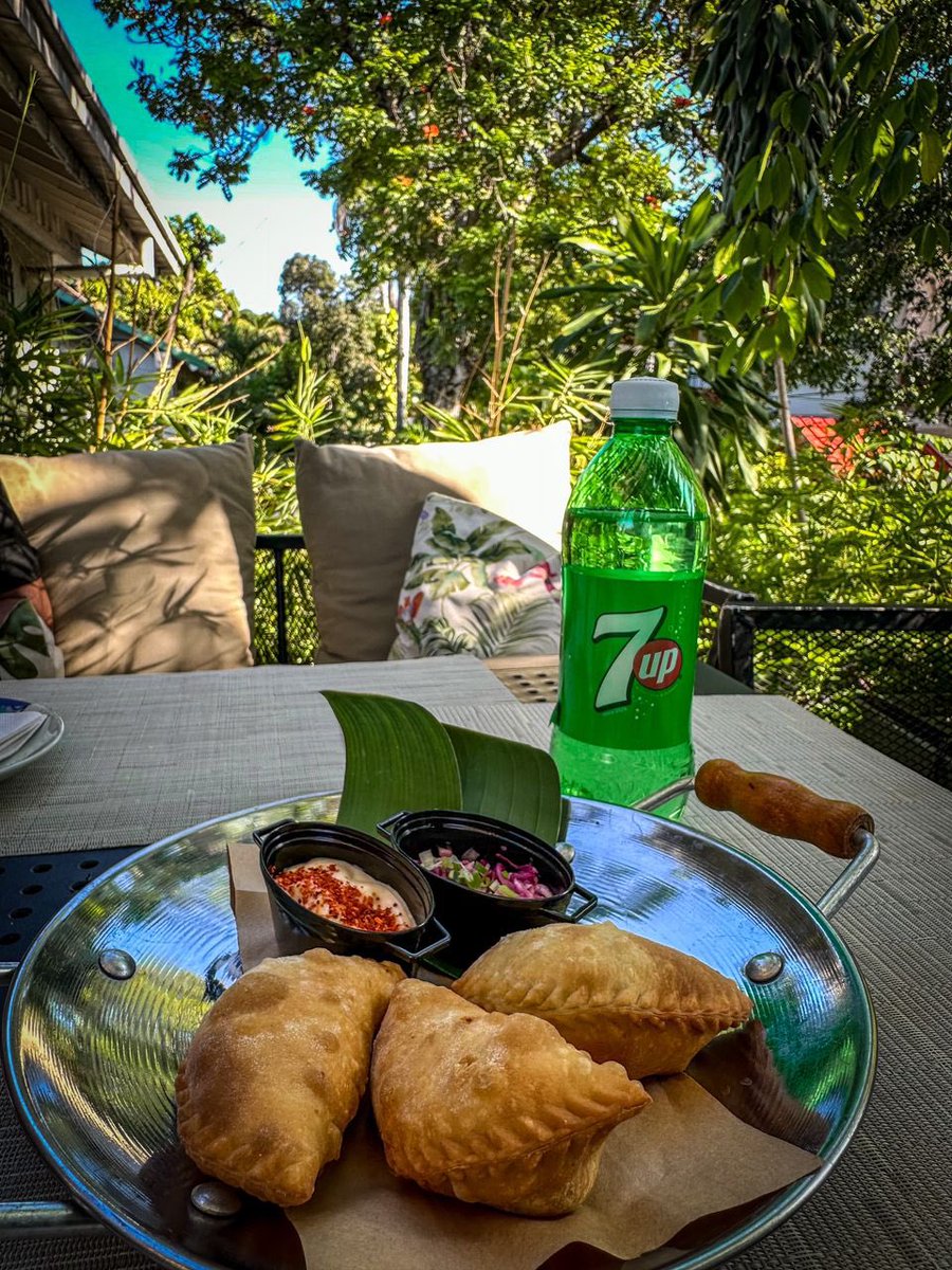 TICKETmaghaiti's tweet photo. Cette année pour le pate kòde week, Nago présente 3 pâtés différents: un au filet et fromage, un autre avec griot et Pikliz et le dernier avec une farce Poulet au Jerk, le tout servi avec du Pikliz et une sauce spéciale. #patekodeweek #tickettoupatou
.
.
📸📹: @Marctimephotog1 https://t.co/BdYtGctHis