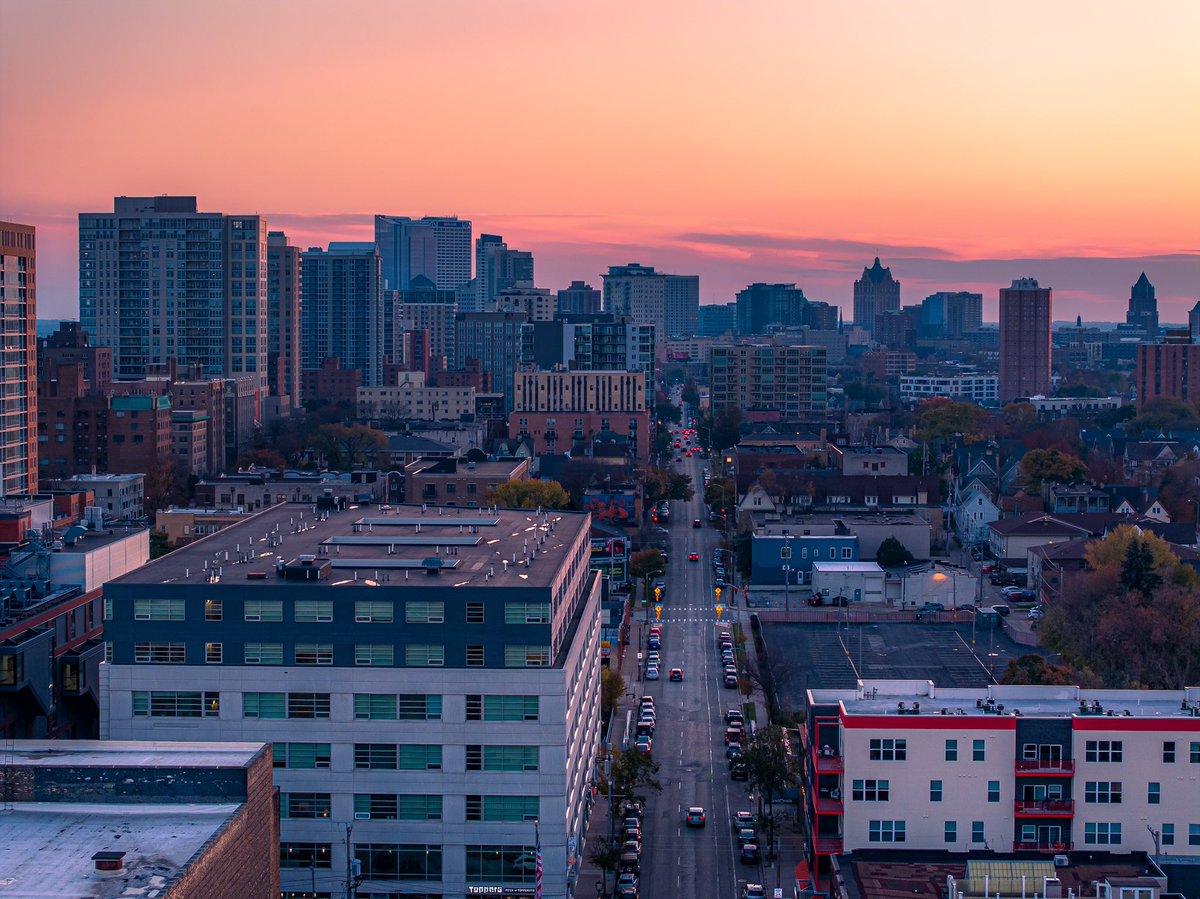 natevomhof's tweet photo. Milwaukee’s fashionable Upper Eastside. https://t.co/GdlpwWyMPS