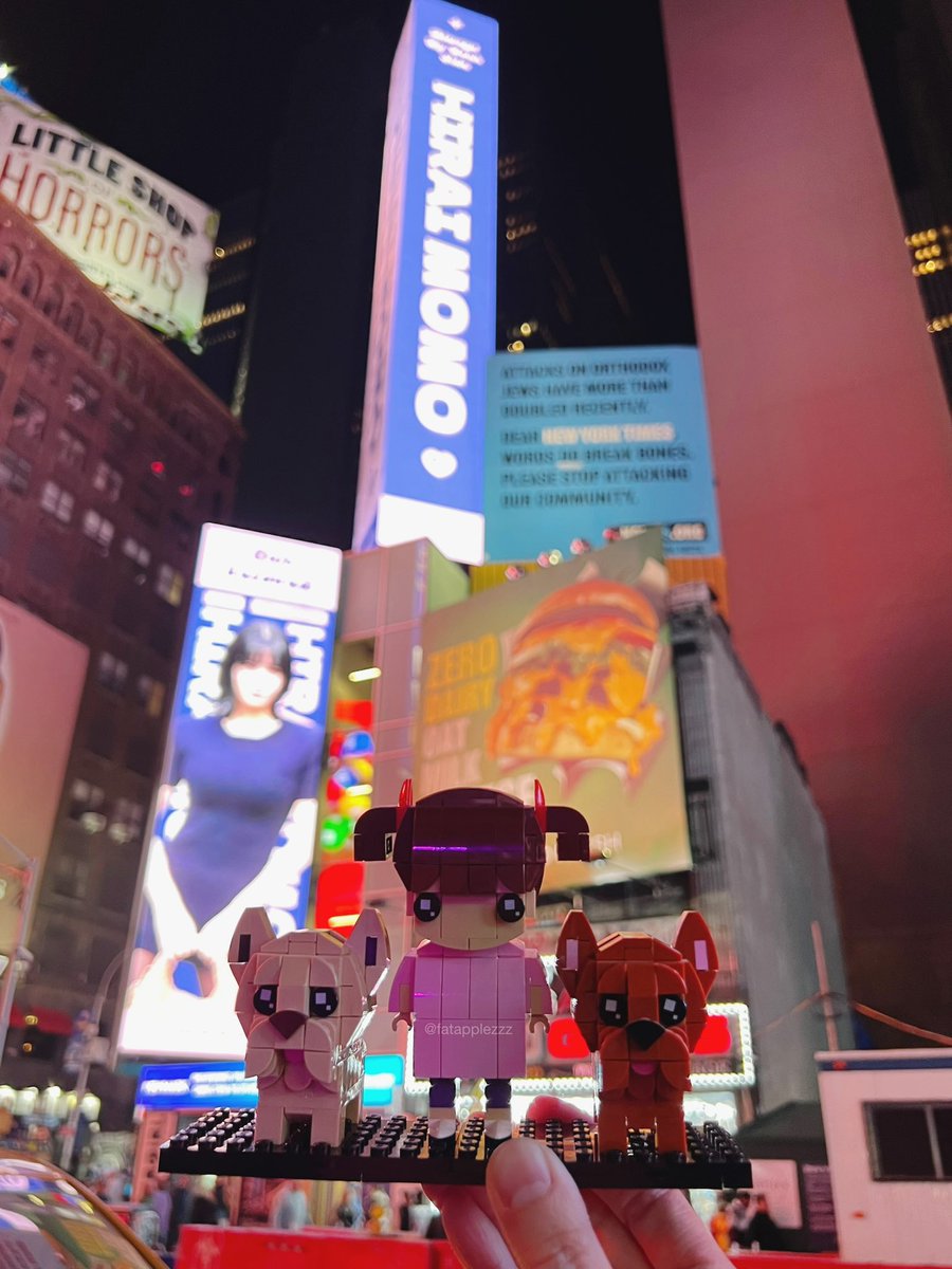 fatapplezzz's tweet photo. Celebrating #MOMO’s birthday in style at NYC TIME SQUARE, home of her favorite poles 😌 thank you to @baiduMOMObar for organizing this amazing birthday ad 🥳🫶🎂 she would be so proud &amp; excited!
#HAPPYMOMODAY #TWICE #모모 #モモ @JYPETWICE https://t.co/1H3ZDw9AXa