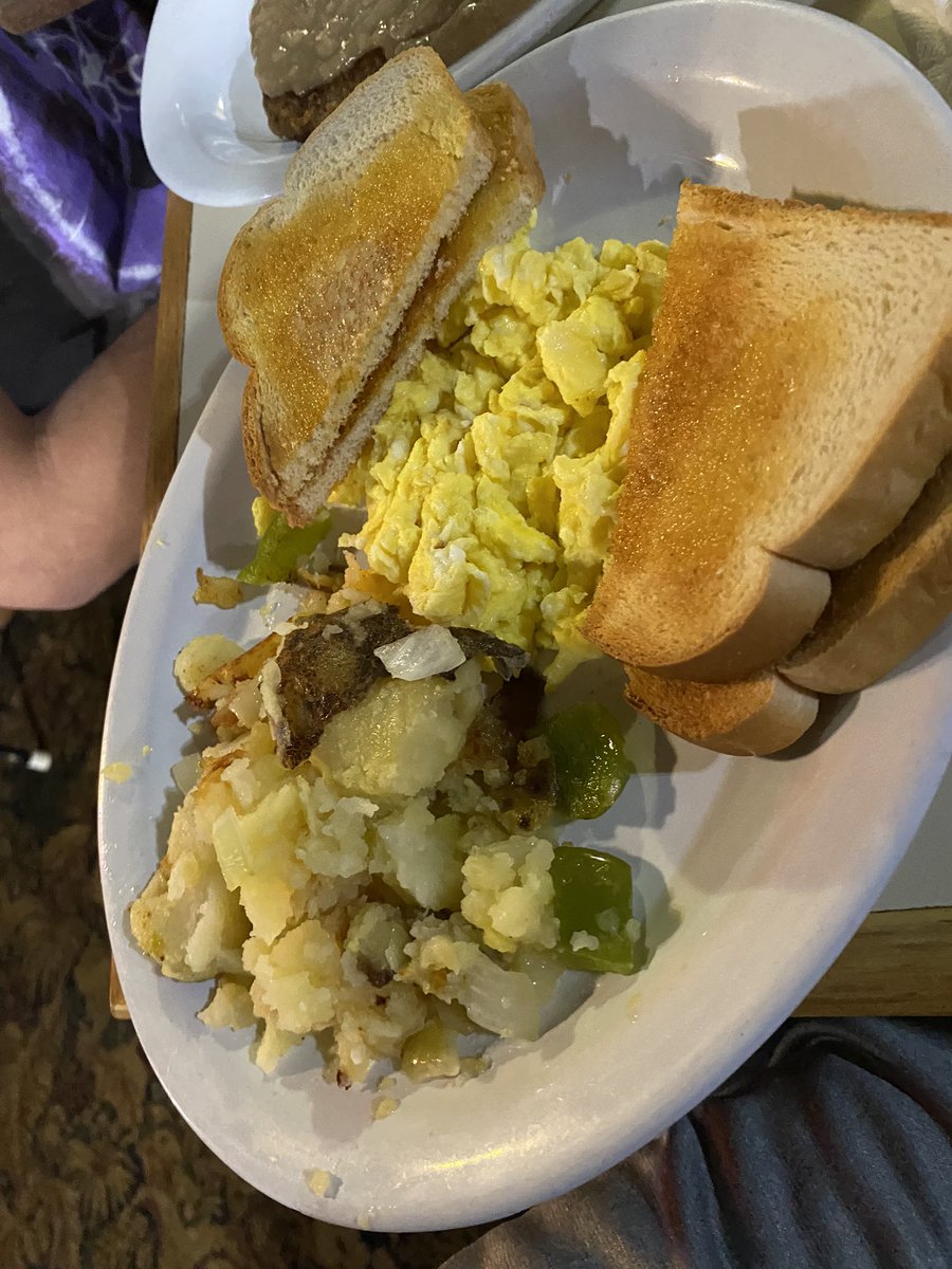 You want brown gravy on that CFS or you want to ruin it with white?  Annie’s in #Butte where the waitress is loud and the food is louder.