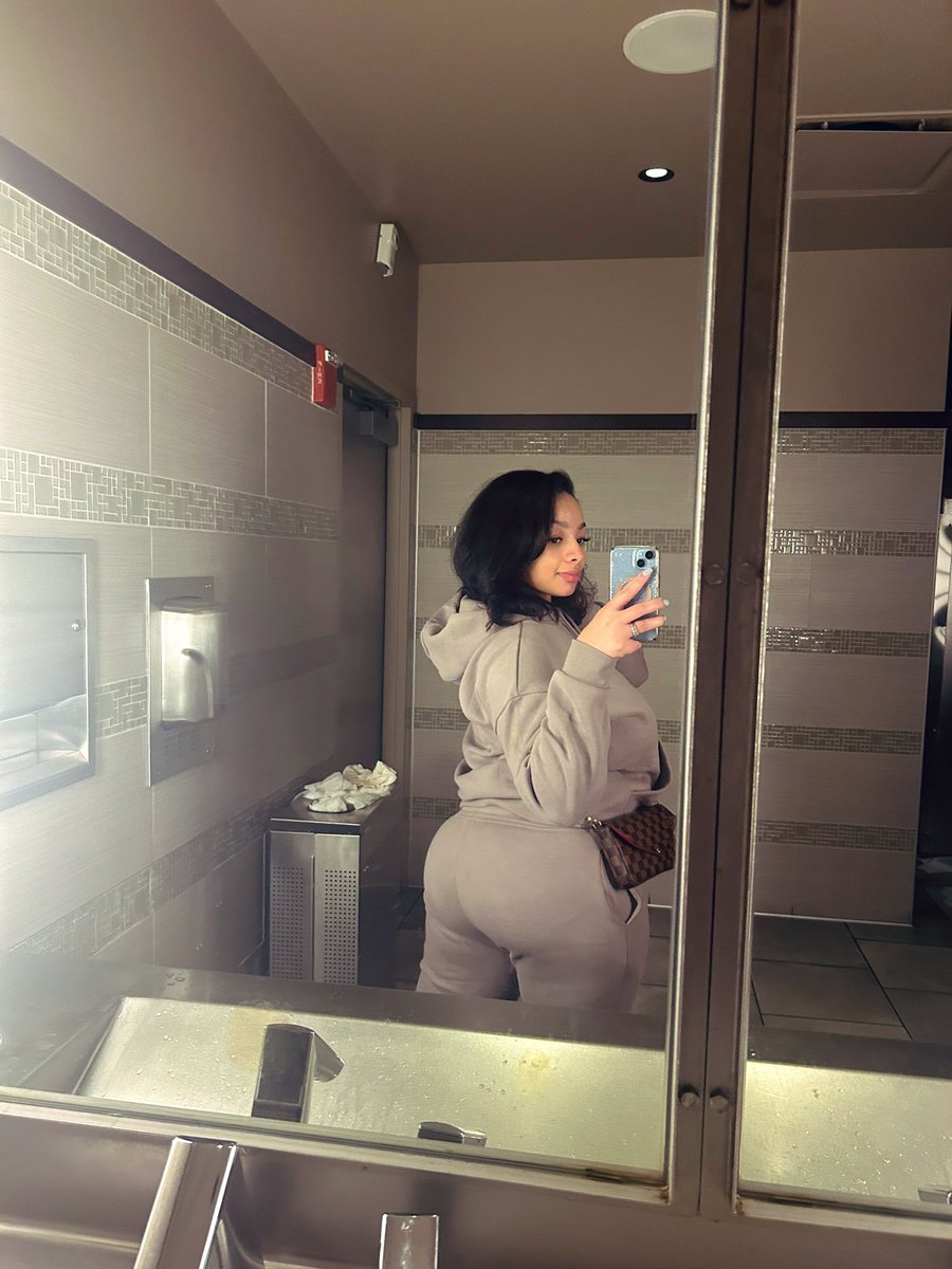 lifewithzar_'s tweet photo. 10/10 recommend wearing a sweatsuit to a concert🥰😂 I was so comfy https://t.co/97yeJX14Vn