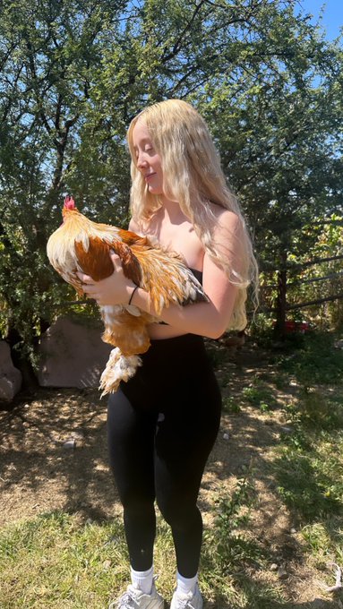 Watch M🦋G's leaked NSFW photo on TwXstars