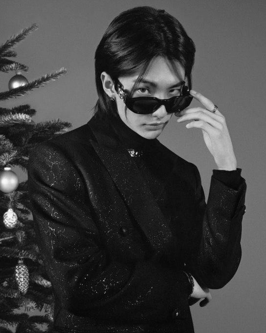skzinfoesp's tweet photo. Nueva foto de Hyunjin para la campaña de invierno de Versace 😳😳😳

VERSACE PRINCE HYUNJIN 
#HYUNJINxVERSACE 
#VersaceHoliday23
@Stray_Kids @Versace https://t.co/neWHY8x9WP