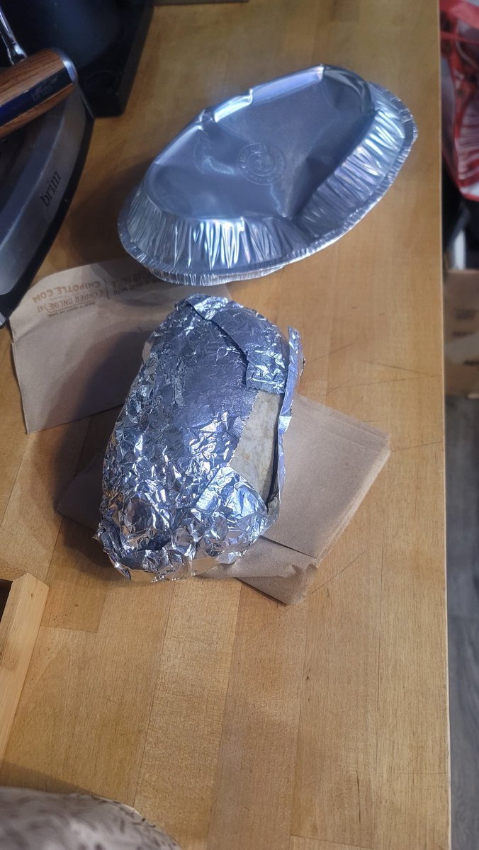 ESBYLLC's tweet image. Annapolis @ChipotleTweets is famous for treating you food like shit.. the burrito is not even fully wrapped and looks like someone stepped on my tacos.. cut the shit food cost too much to have this shitty service... #GetYoShitTogether