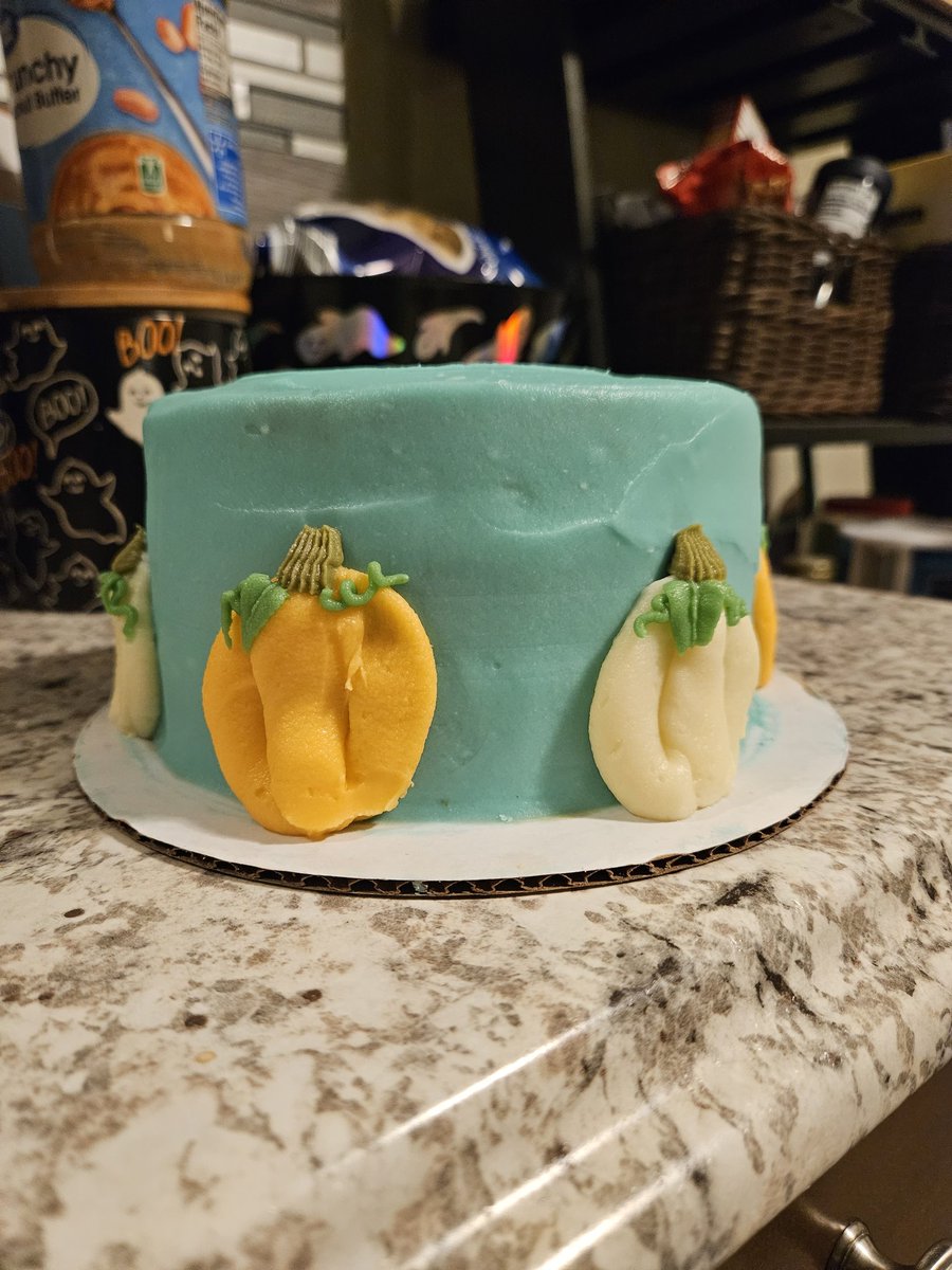 biggestweiner's tweet image. I'm excited to say that I'm offering Thanksgiving preorders over at thekctreatery on Instagram! If you live in the KC area and want homemade dessert on Thanksgiving but don't want the hassle of diy, DM me!

$20 pumpkin pie
$25 pecan pie
$30 6" pumpkin cake (v, gf available)