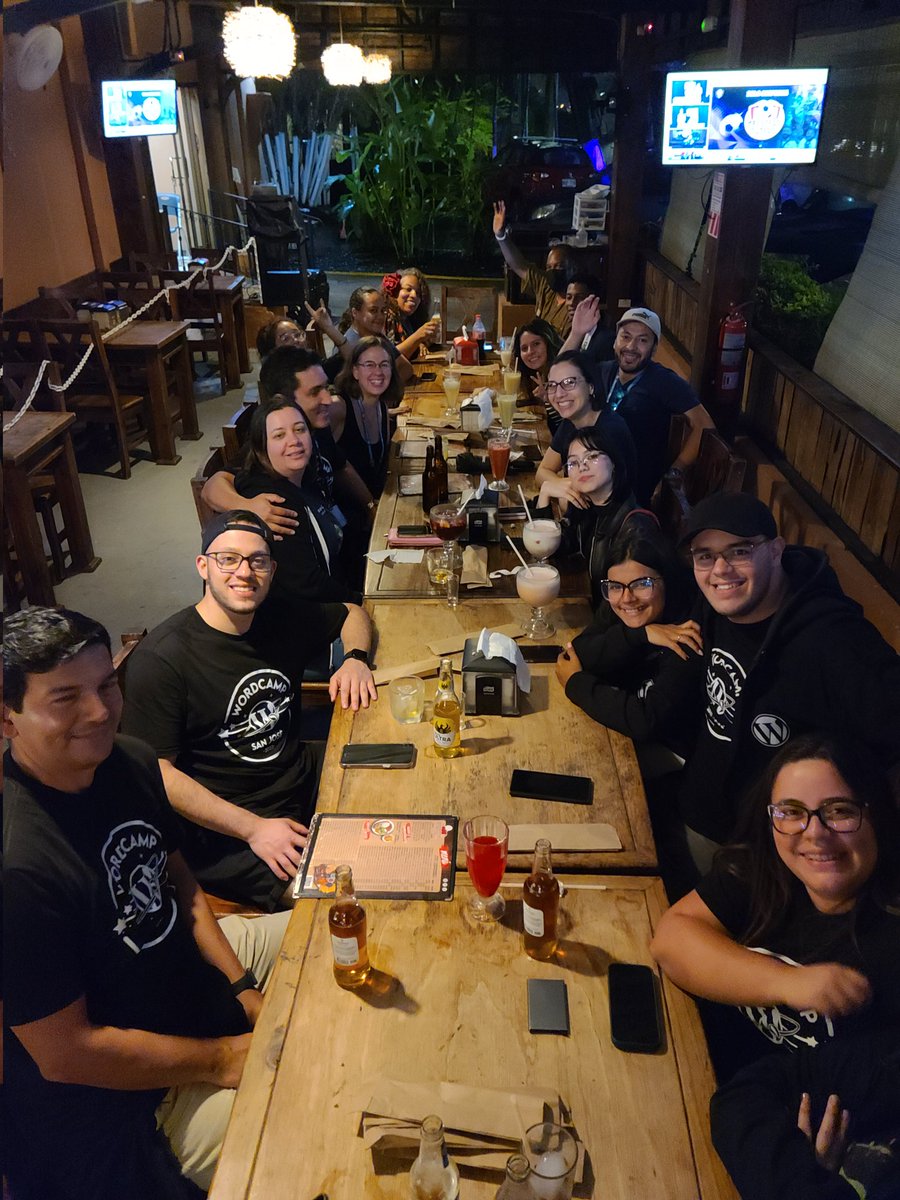 ruthkalinka's tweet image. La cena después de una buena @WordCampCR ! Hay muchos amigos buenos en este evento. 🥰 Gracias a todos. 🫂 #WCSJ2023
