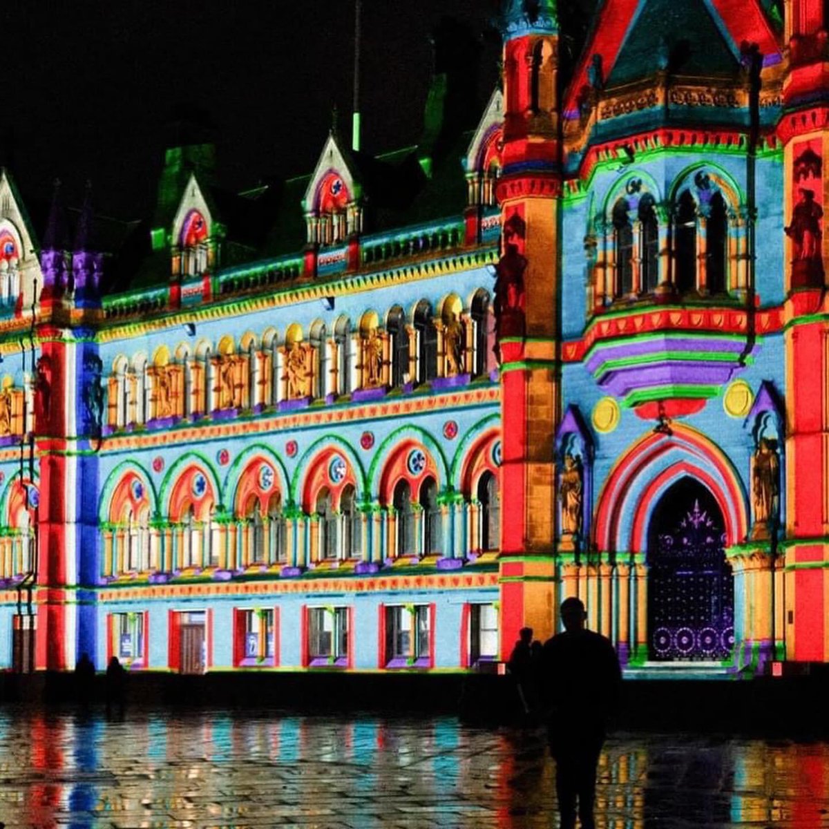 Jan_Lentzos's tweet photo. I popped down to #Bradford on the train 😊 It was lovely to see some of the #LightArt for this year's #BDisLIT #LightFestival ✨✨✨
#BradfordisLit #CityHall #CityPark #MirrorPool #GiantBubbles #Lampadophores #RefugeIsland #InnerHorizons @CatScottArt @WaterstonesBD1 @BDCulture_ https://t.co/qbBZShdoxf