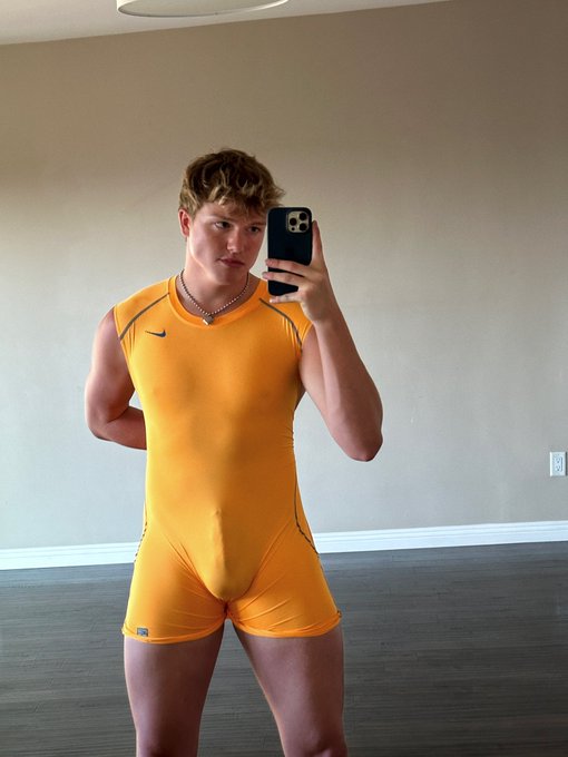 hi come sub to my of:) it’s free rn https://t.co/jfn0DQ79Zf