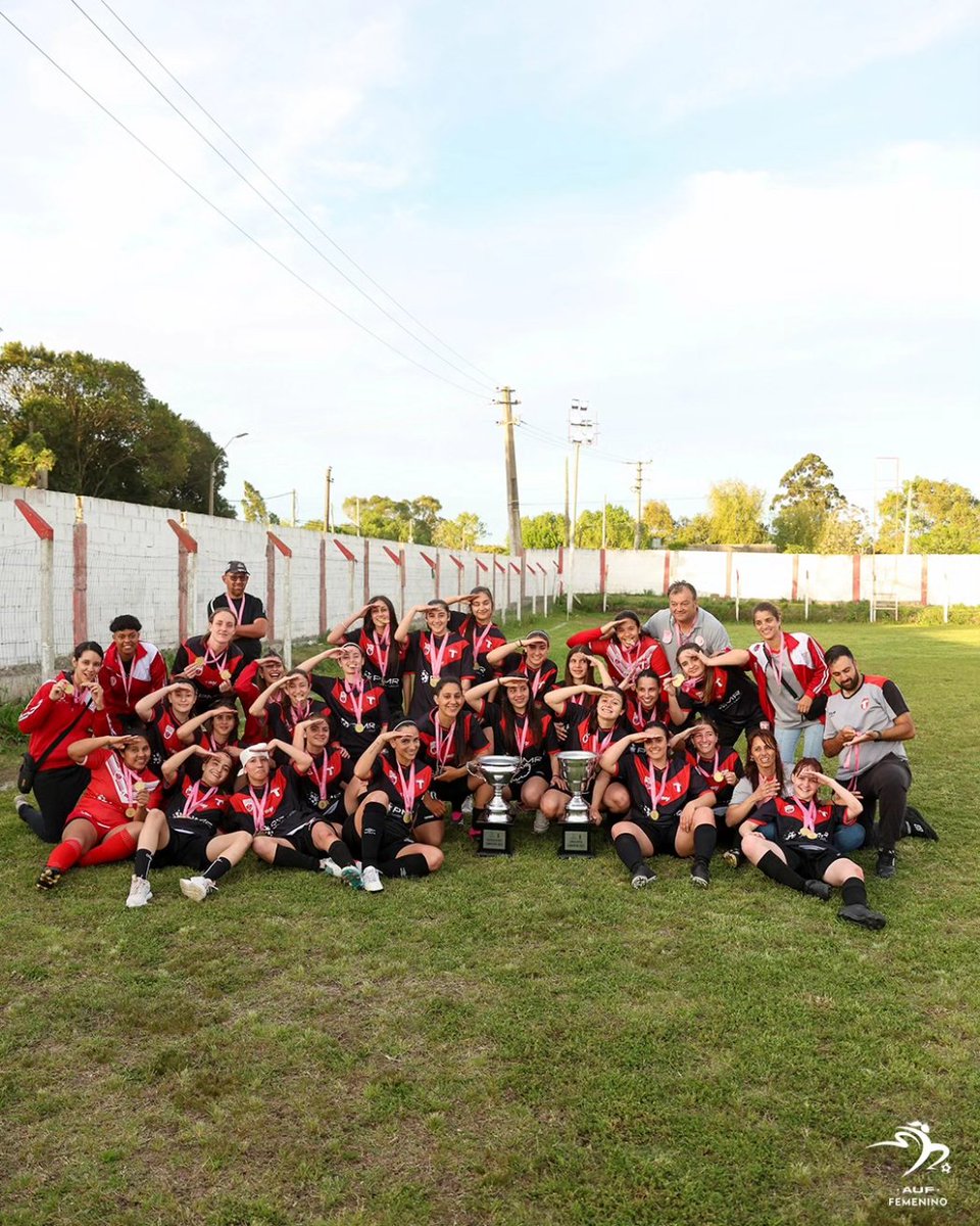 AUFfemenino's tweet photo. 🥇 Entrega de medallas

⏏️ @ClubKeguay 🏆

#TorneoRexonaSegundaDivisión https://t.co/qvBUjaOyIF