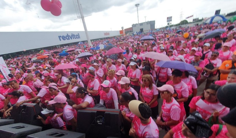 ValenciaHoy's tweet photo. Más de 15 mil personas caminaron con #Funcamama para ir contra el cáncer de mama y celebrar por la vida https://t.co/PBG74GmMgP @ValenciaHoy https://t.co/k8pFX2TJLS