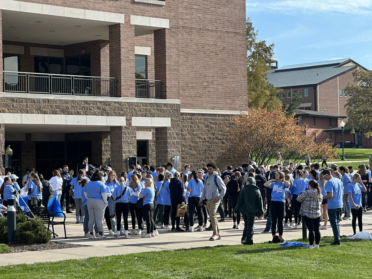 #beethedifference month is off to a great start! Loved sharing our afternoon of service in the community with a few members of our men’s volleyball team! Let’s go Bees! 🐝💙