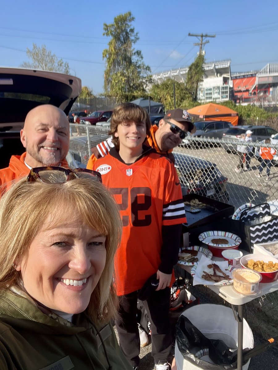 MRW_TMET's tweet photo. Let’s go Dawgs! #ClevsAri #ARIvsCLE brought the cousins from Arizona! They are reppin the Browns https://t.co/zyWGzjhIoM