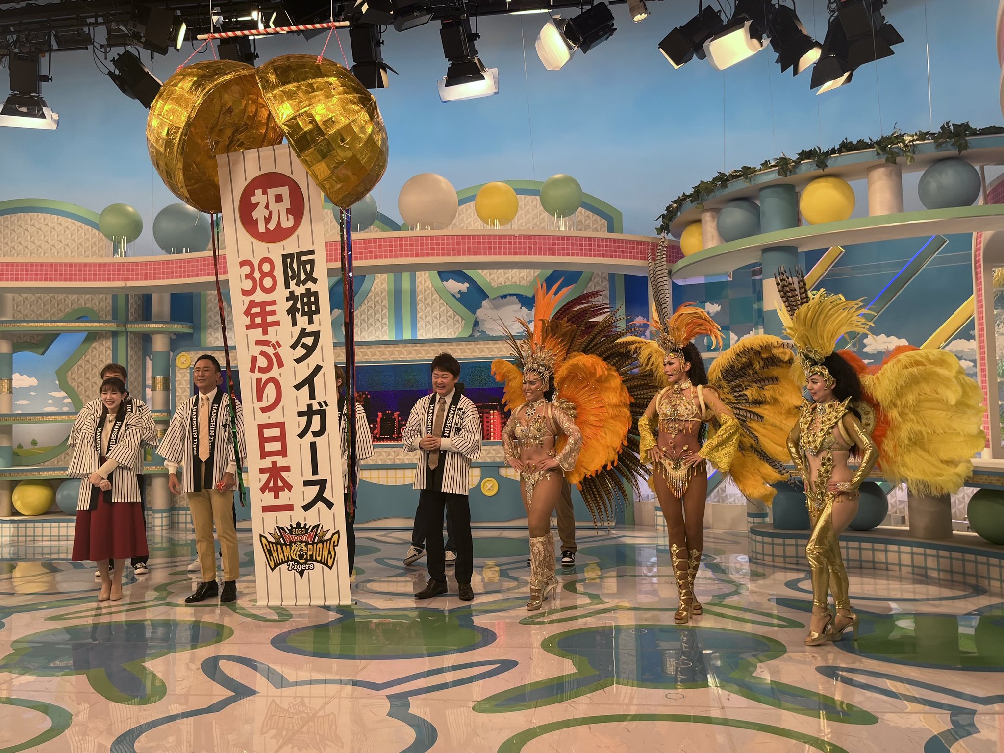 Amazon.co.jp: 阪神 タイガース フリースポンチョ 阪神