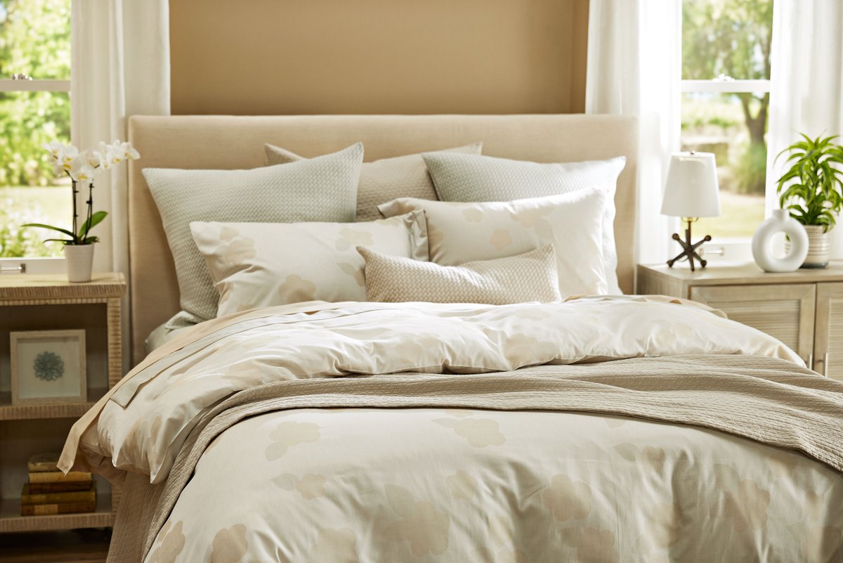 DefiningEleganc's tweet image. Revamp your bedroom with the sophisticated allure of SDH Fine European Linens&apos; Levanto Bedding Collection. Immerse yourself in the beauty of a mid-century inspired floral pattern crafted from featherweight cotton. #SDH #DefiningEleganceDotCom #Bedding
definingelegance.com/sdh-levanto-be…
