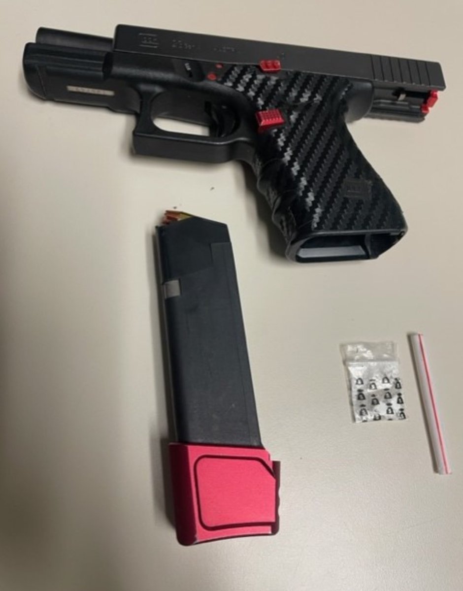 chiefjasonpotts's tweet image. Joint effort w/ our patrol officers &amp;amp; Flex Team who contacted 3 subjects for committing a ped/vehicle interference violation.  During contact, 2 of 3 subjects (20&amp;amp;21) had loaded firearms &amp;amp; a small bag of cocaine hydrochloride. Continuing to #disrupt &amp;amp; #interrupt violent crime👊.