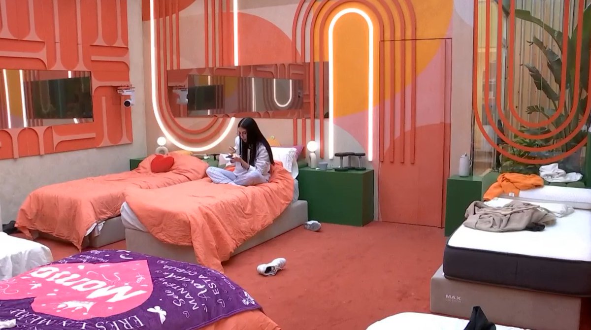 VeroLinda2021's tweet image. Naomi representándome no comiento tarta con los demás por Avilés... es insoportable las tonterías q suelta y oír su voz #RepescaAlexDBT8