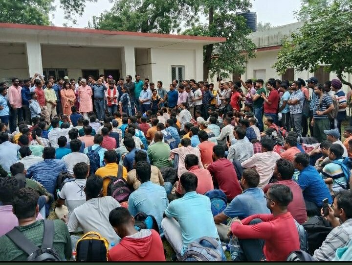 SUNILPA16825636's tweet photo. @ShivaGopalMish1 @venupnair_nrmu @airfindia @AIRF_COMMS @NWREU @lumding39425 महामंत्री @ShivaGopalMish1 जी 2019 से आस लगा कर पढाई करणे के बाद सब कुछ पास होणे के बाद ना  job मिला ना  इस से दुर्भाग्य क्या हो सकता है आज दिपावली  10 दिन पर है और 4000 हजार candidates आज निराश है सब परिवार निराश है एक आप के सहारे बैठे ठे ये क्या हो गया। कुछ करीए
@airfindia https://t.co/t1jPs4jXRr