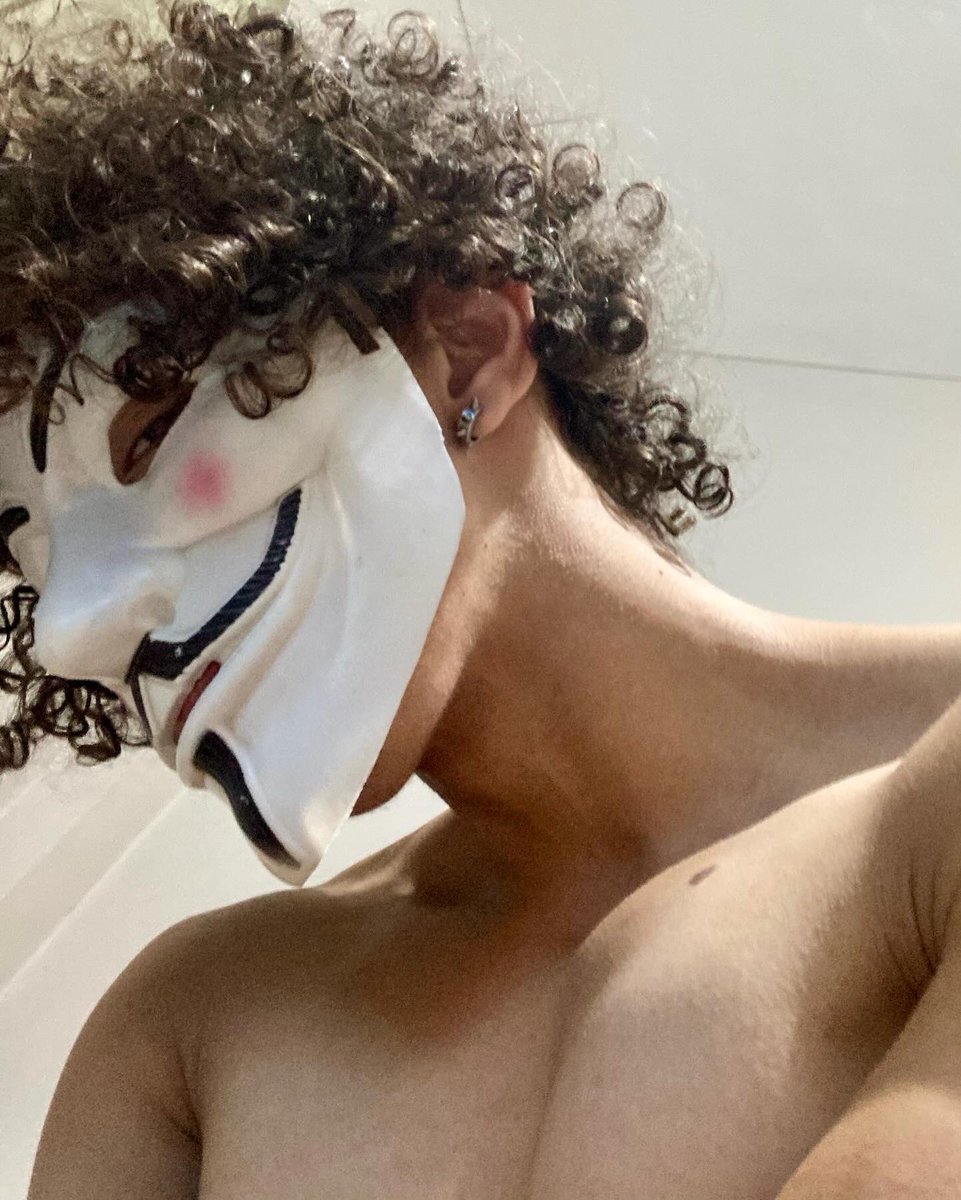 JhennPeraltaZ's tweet photo. Remember remember the 5th of november. 
#vvendetta 
#guyfawkes 
#cine
#shirtlessboys https://t.co/wEUteSAhse