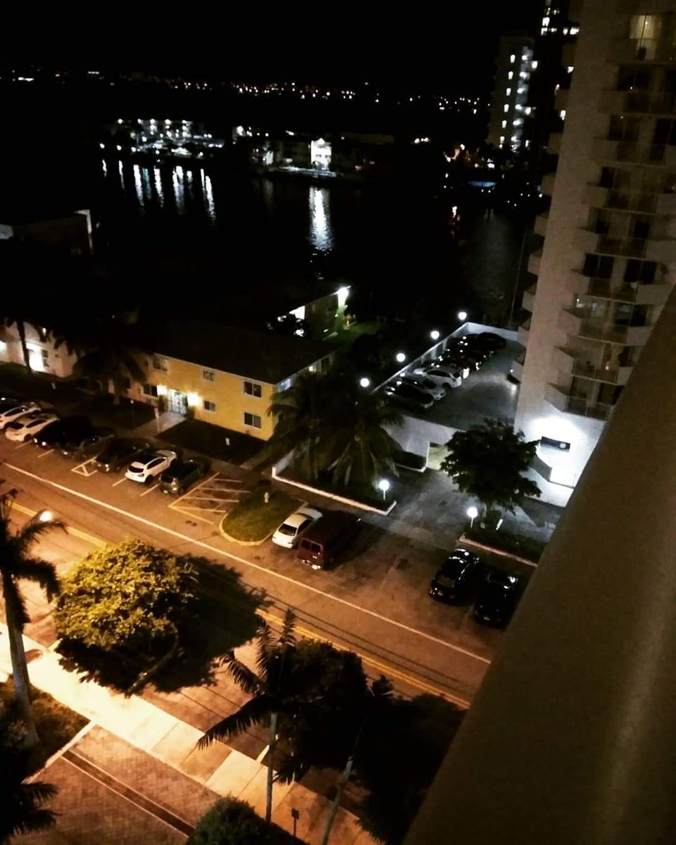 Hsinack's tweet image. Empieza la noche de #MiamiBeach 

#NorthBayVillage #WinterNight