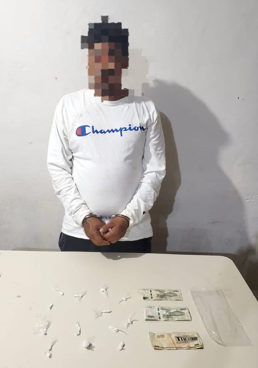 PoliciaHonduras's tweet image. #Flagrante👮🏻‍♂️🚓

Presunto distribuidor de droga es detenido por funcionarios de la UDEP-7

Leer más... policianacional.gob.hn/noticias/26425