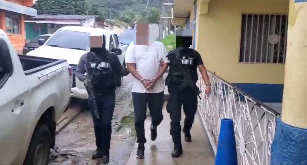 PoliciaHonduras's tweet image. #Flagrante👮🏻‍♂️🚓

Presunto distribuidor de droga es detenido por funcionarios de la UDEP-7

Leer más... policianacional.gob.hn/noticias/26425